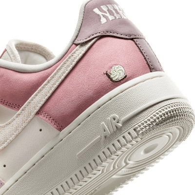 Nike Air Force 1 '07 LX pink